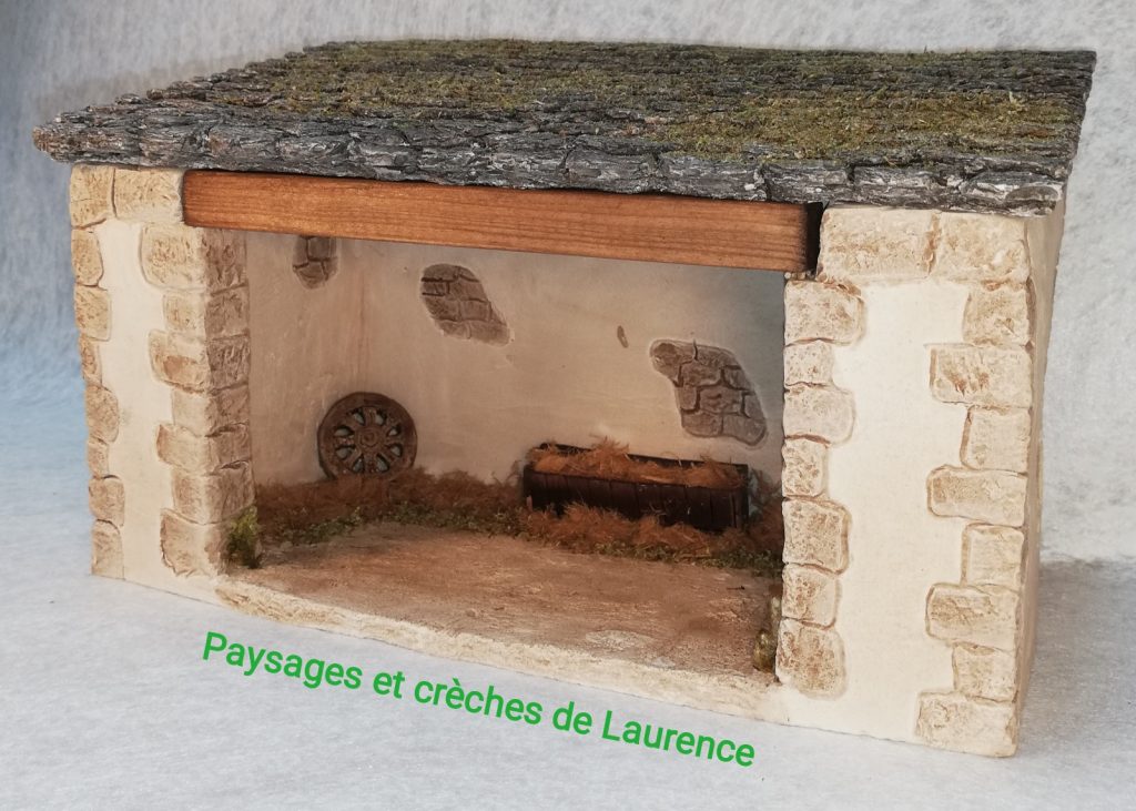 Etable toiture Lauzes avec auge et roue pour santons 7 cm
Paysages et crèches de Laurence