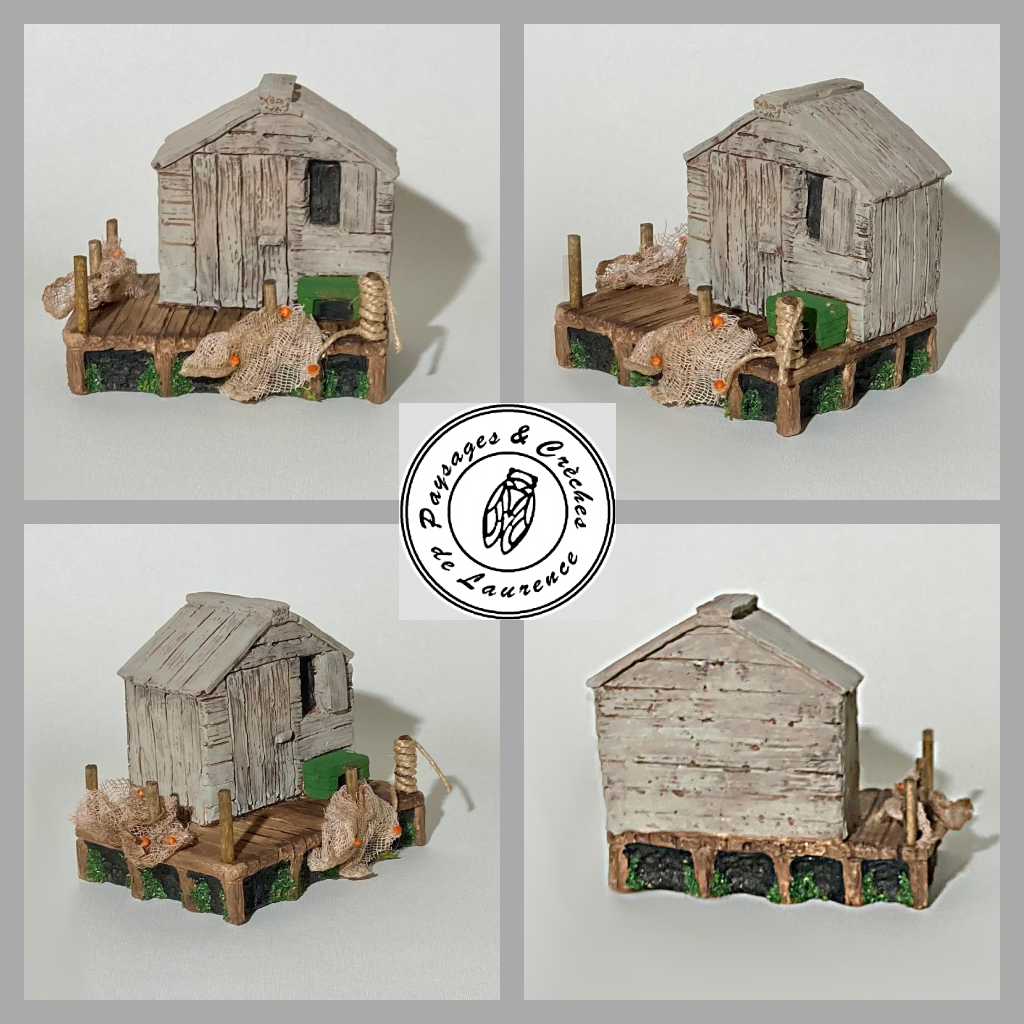 Cabane de pêche Petit Modèle avec ponton en bois, porte, fenêtre, banc sous la fenêtre, filets de pêche et cordage enroulé sur un pilier, décor de crèche pour santons de 5 cm – Paysages et Crèches de Laurence.